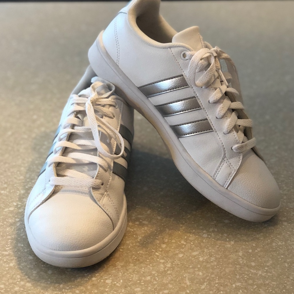 Adidas cloudfoam tennis shoe size 8.5